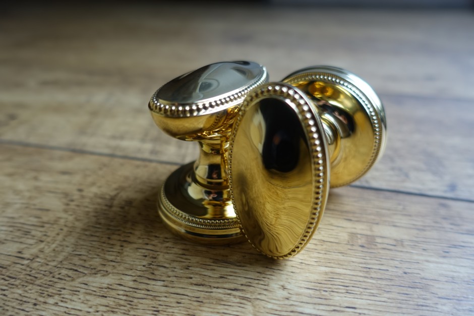 Oval Georgian Door Knobs in Polished Brass