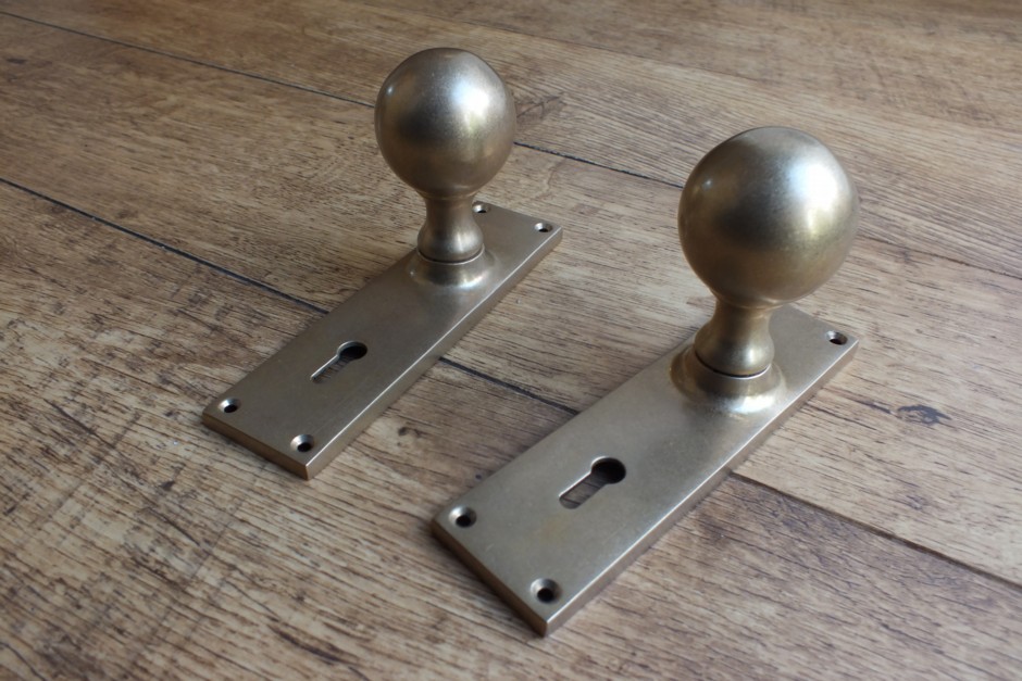 Victorian Door Knob on Plate